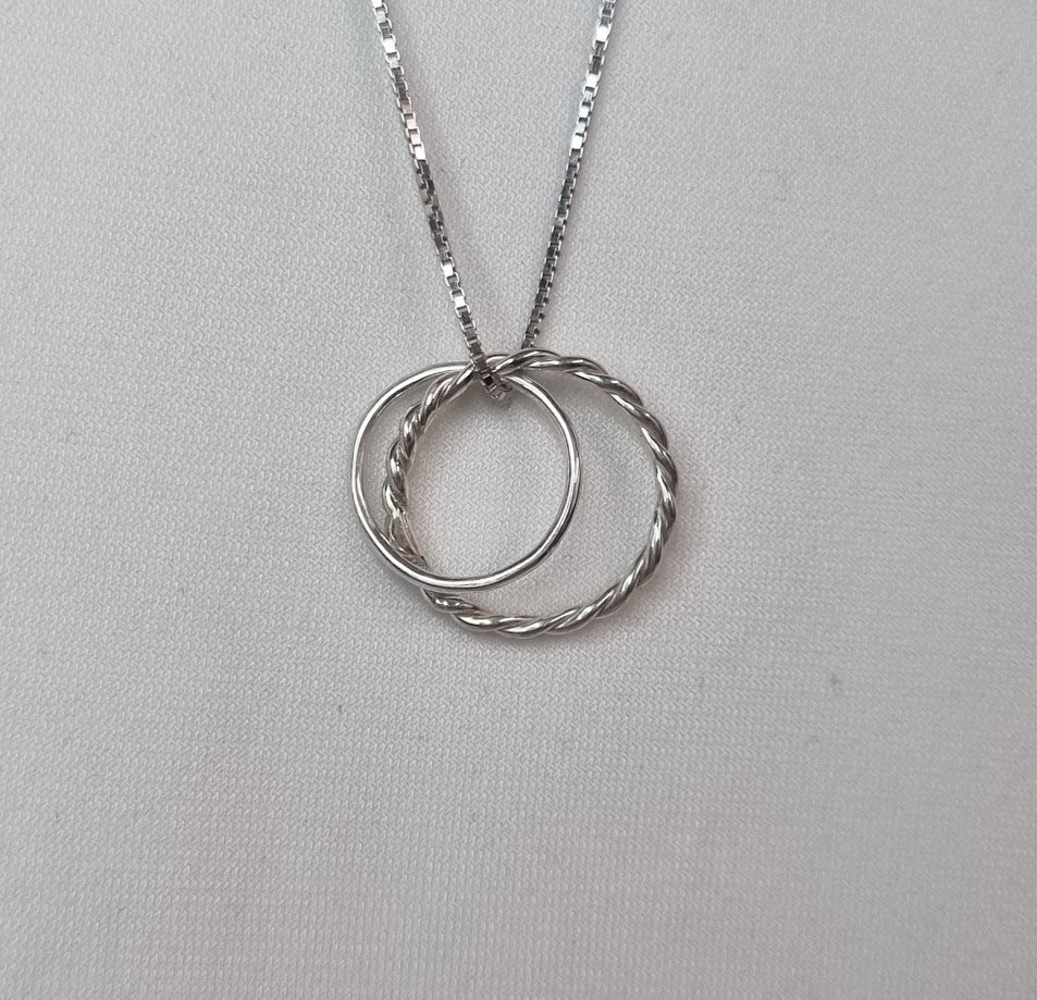 Silfur hálsmen Slétt og snúið. No 4.