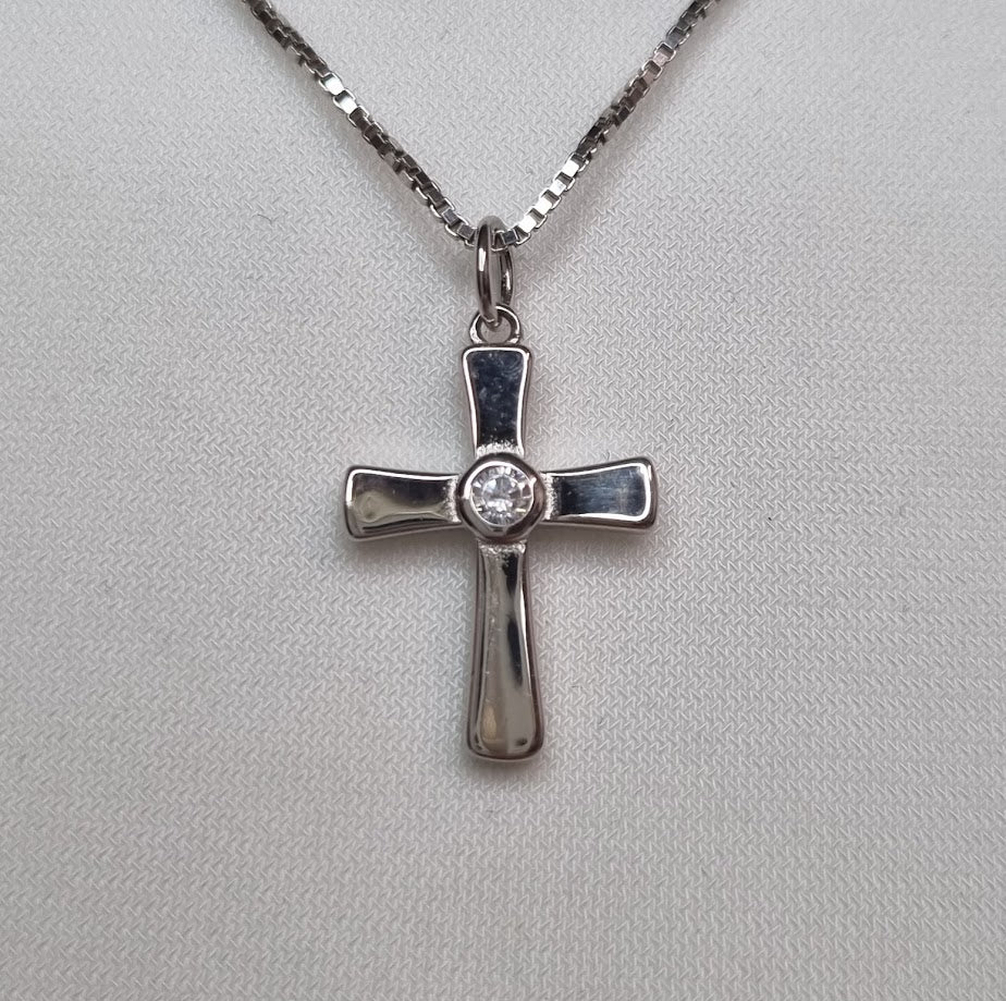 Silfur hálsmen kross m. zirkonstein stærri. Til í nokkrum litum.