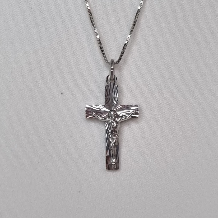Silfur kross demantsskorinn með Jesú.