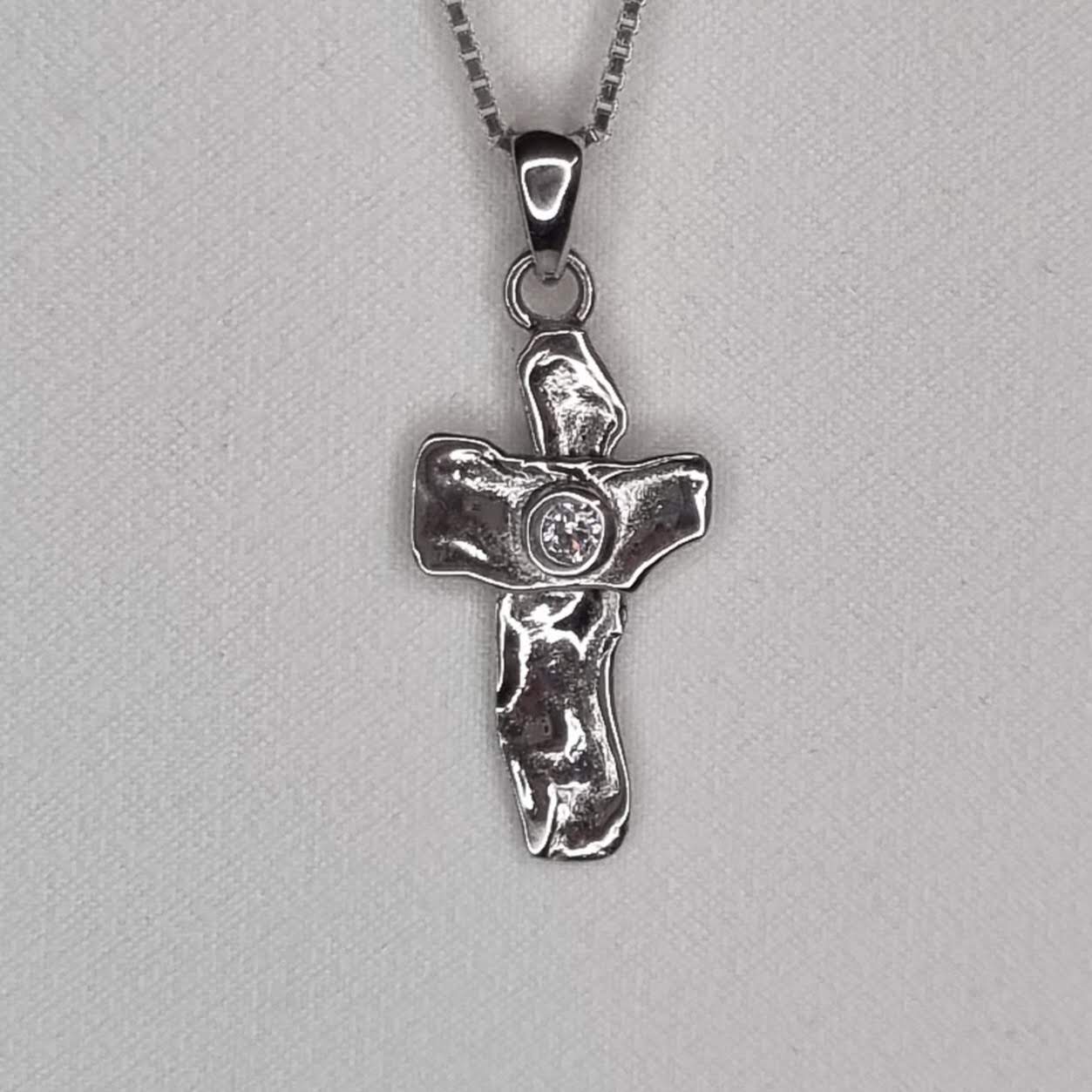 Silfurkross með zirkon stein 09