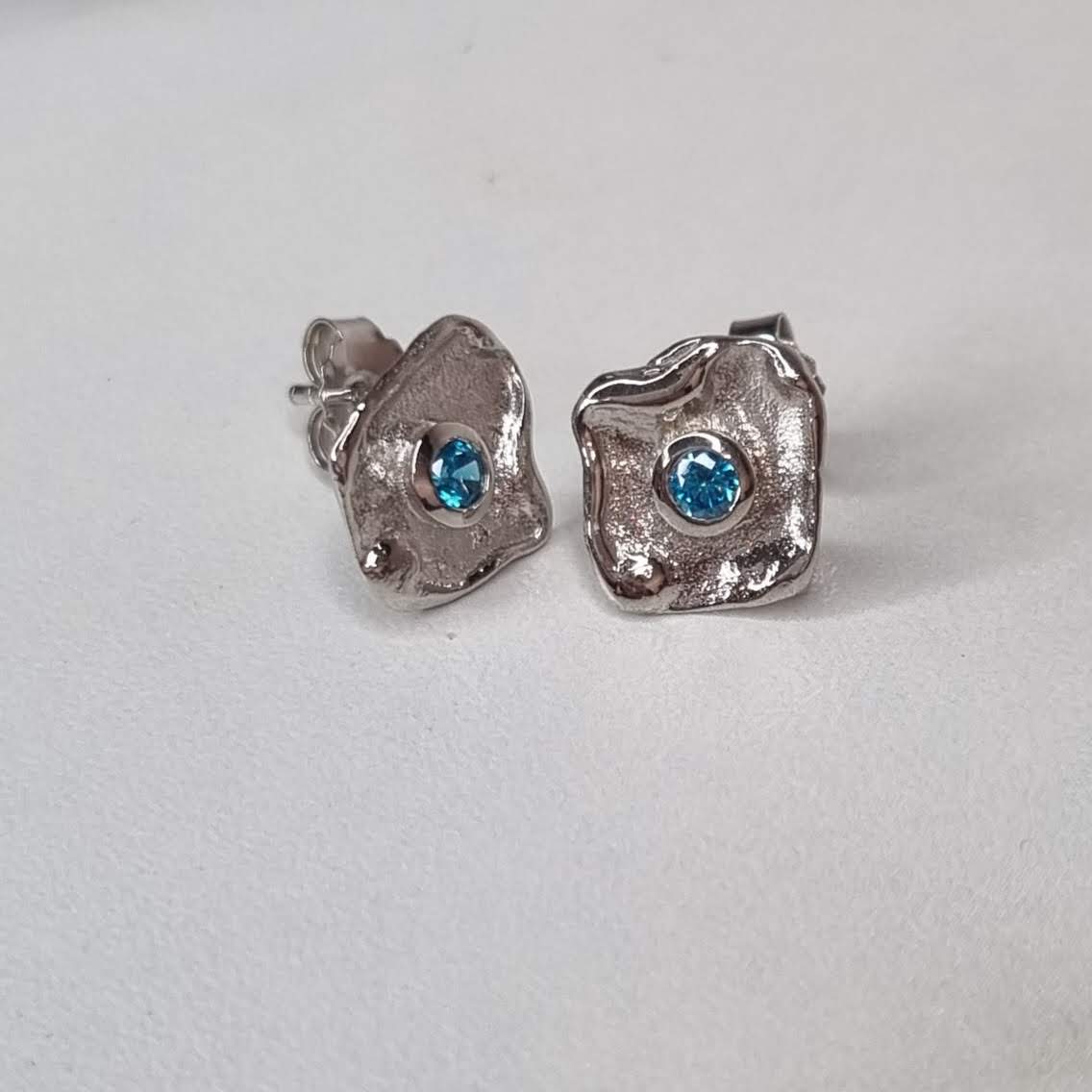 Silfur eyrnalokkar flatir swiss blue zirkon 01