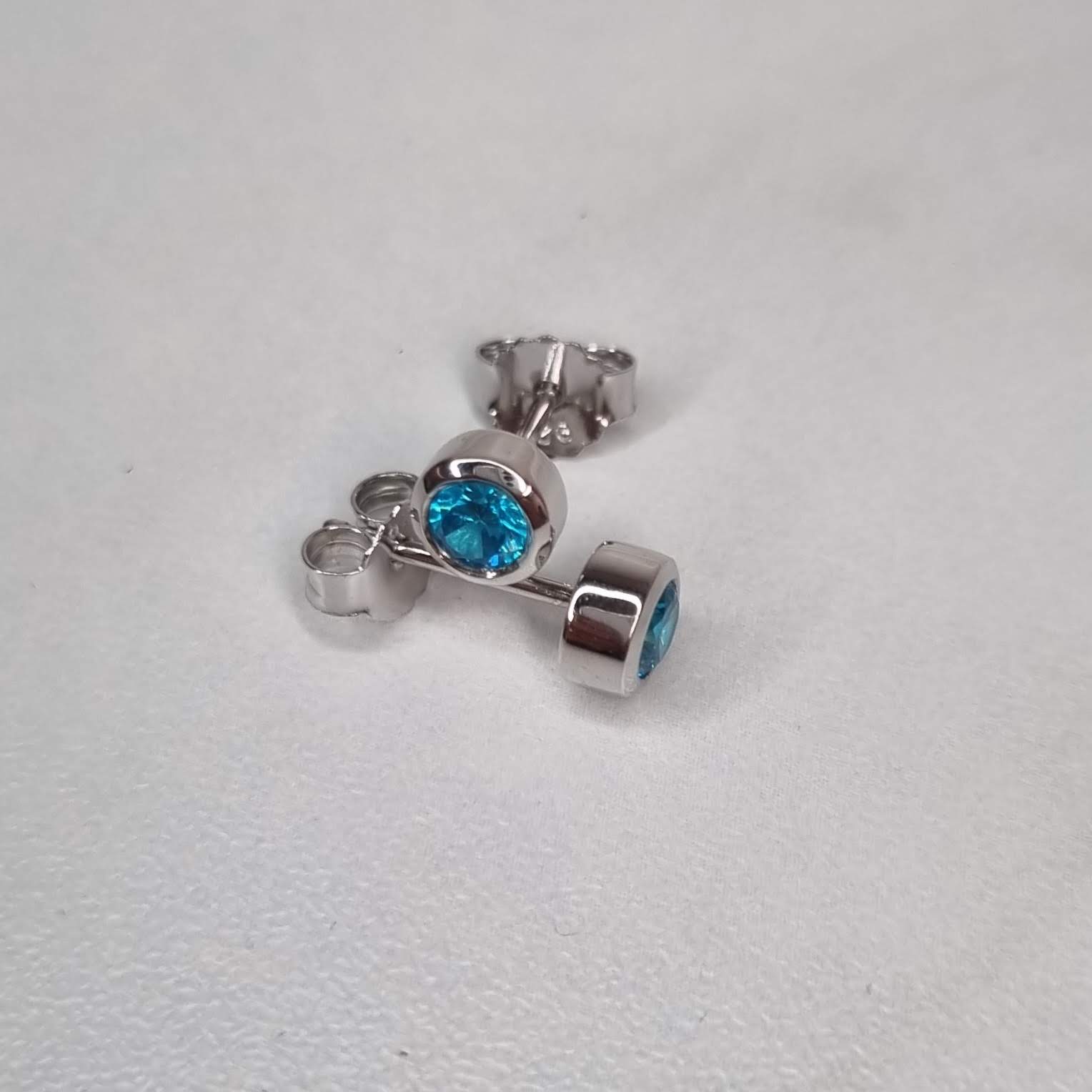 Silfur eyrnalokkar Swiss blue zirkon 011