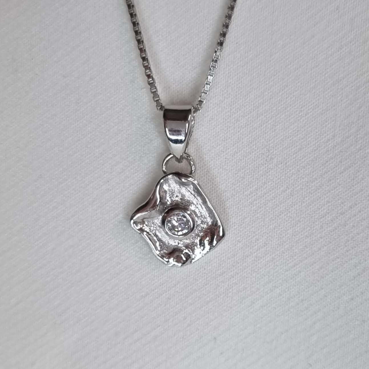 Silfur hálsmen með zirkon 045