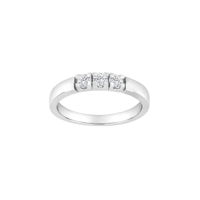 Rodiumhúðaður silfur hringur snúra með 3 zirkonsteinum.