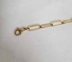 Gullhúðað armband.