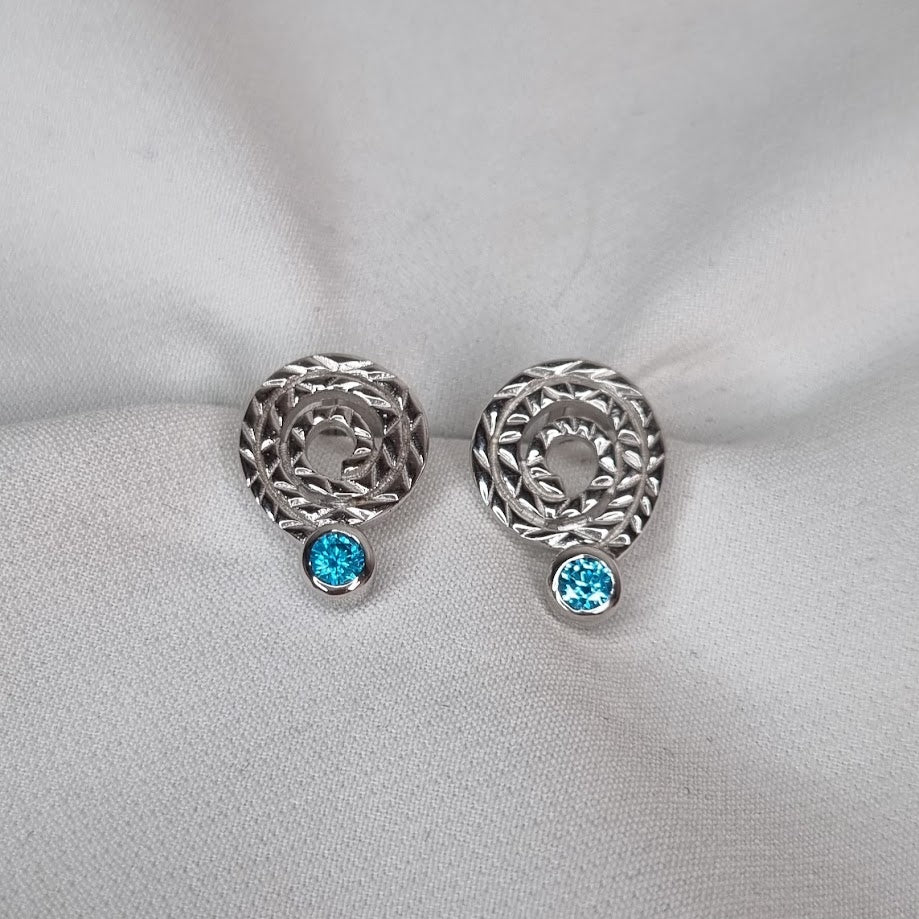 Silfur eyrnalokkar snúður með swiss blue zirkonstein