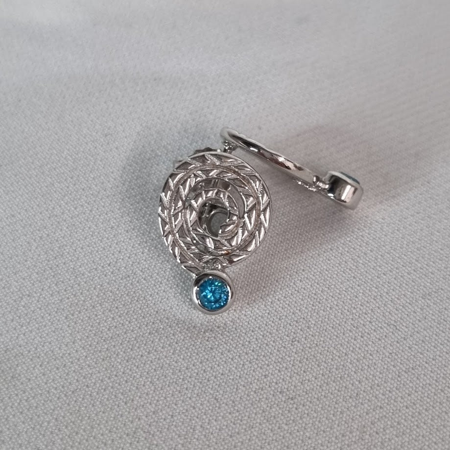 Silfur eyrnalokkar snúður með swiss blue zirkonstein