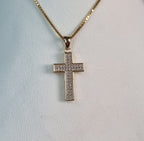 18kt gullhúðaður kross með mörgum litlum zirkon steinum 22×14mm no: 2739710