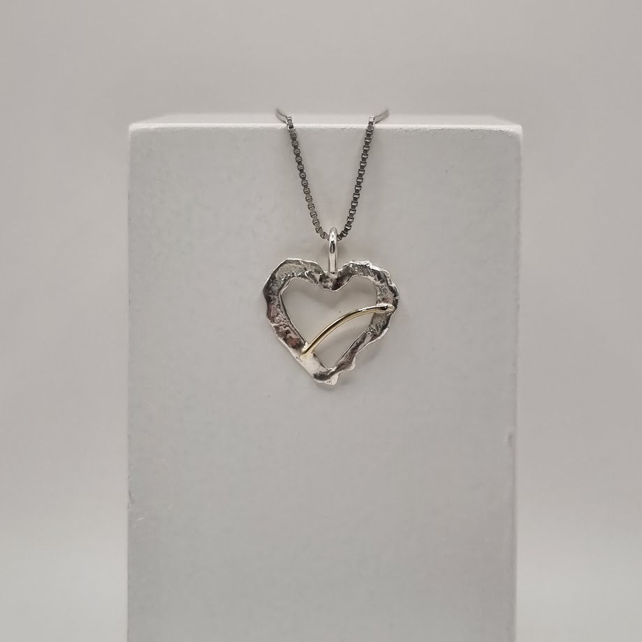 Silfur hálsmen hjarta með 14 kt gullvír.  No 7