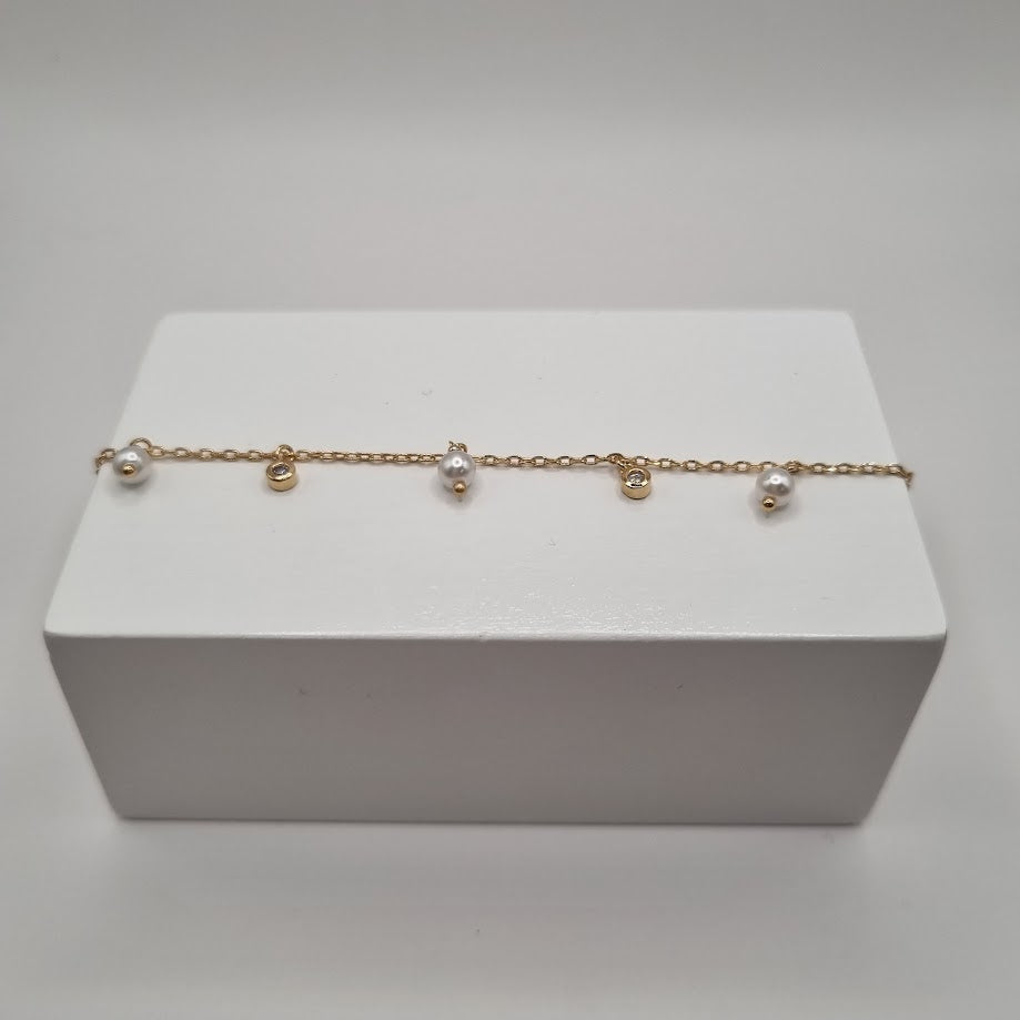 18kt gullhúðað armband með perlum og zirkonsteinum í fattningu no: 97407818