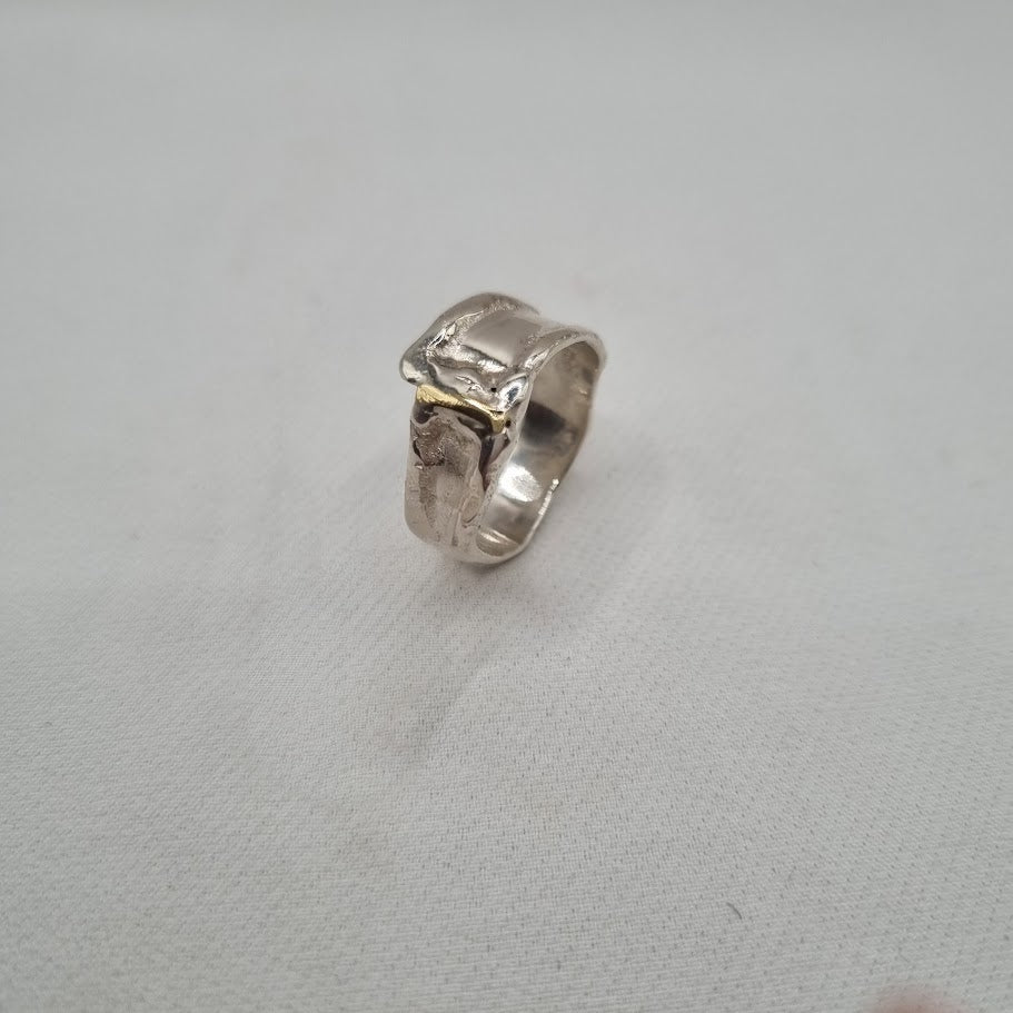 Silfur hringur með 14 kt gulli. No 8