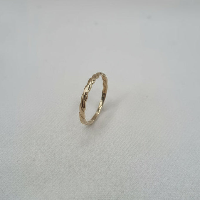 9kt gullhringur snúinn