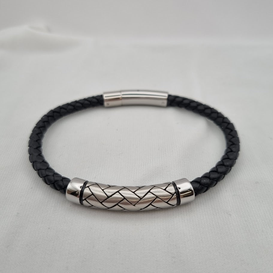 Fléttað leðurarmband með stál kaðlamunsturs skrauti og stálfestingu