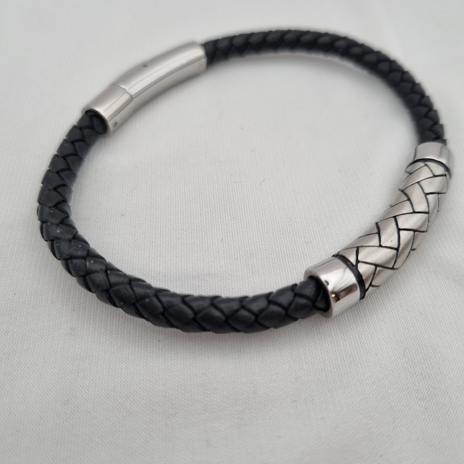 Fléttað leðurarmband með stál kaðlamunsturs skrauti og stálfestingu