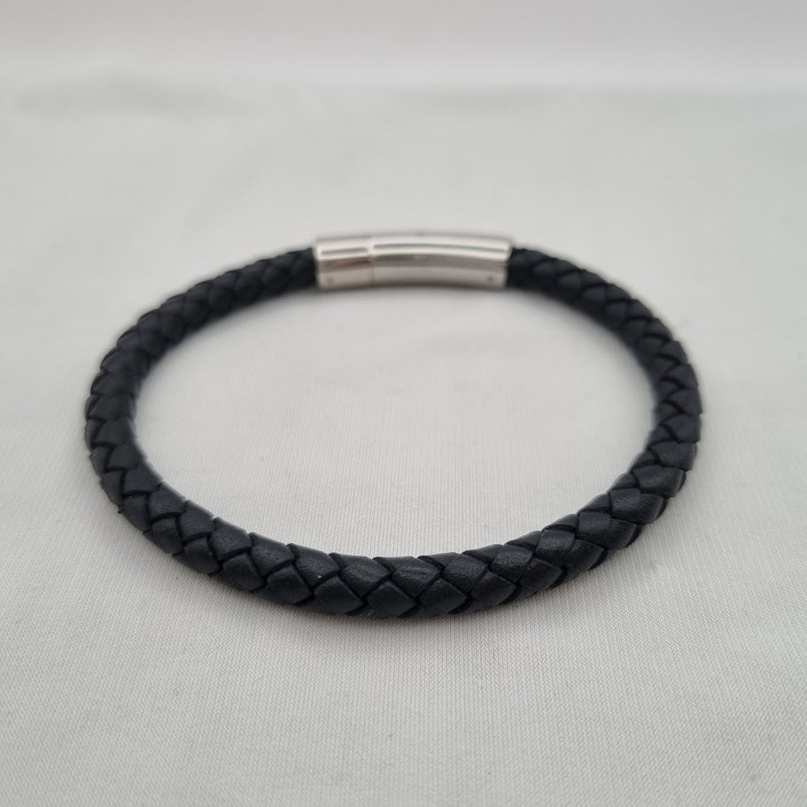 Fléttað leðurarmband með stál festingu.