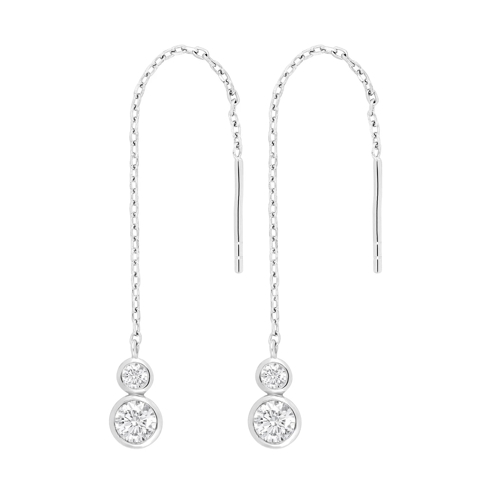 Silfur eyrnalokkar hangandi að framan og aftan. Tveir zirkon steinar að framan og keðja að aftan