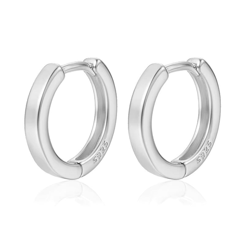 Silfur eyrnalokkar hringir sléttir að framan.