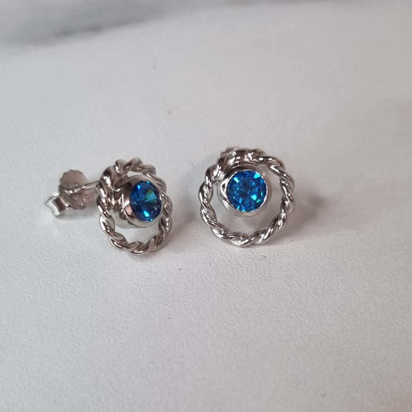 Silfur eyrnalokkar snúnir swiss blue 034