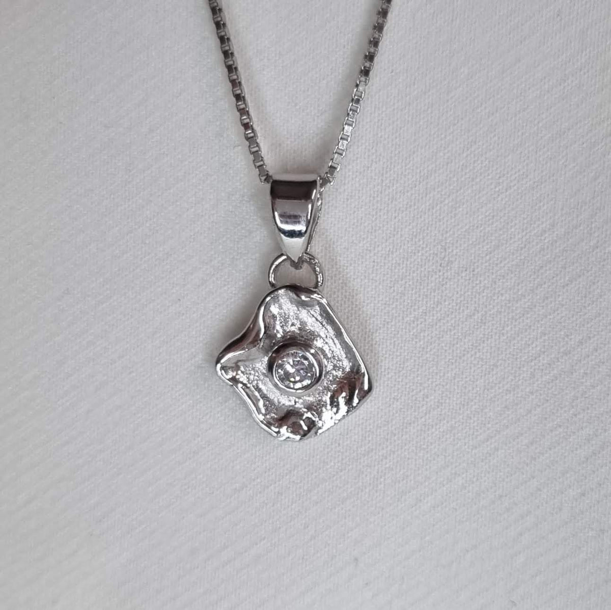 Silfur hálsmen með zirkon 045