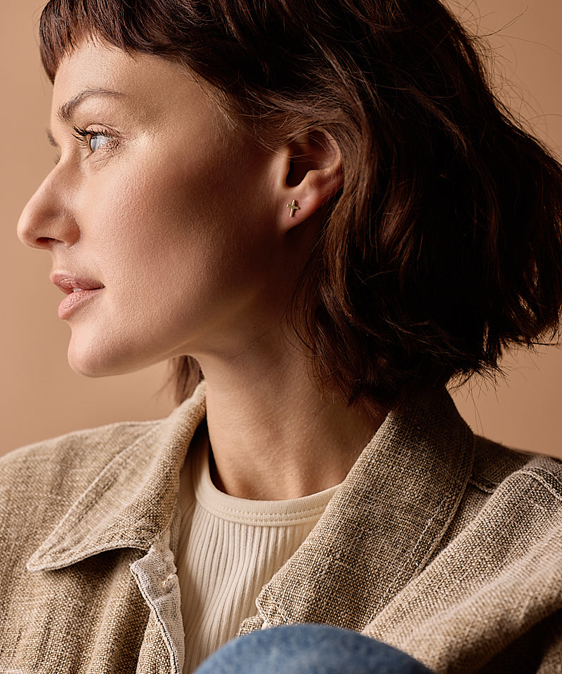 Gullhúðaðir titanium kross eyrnalokkar