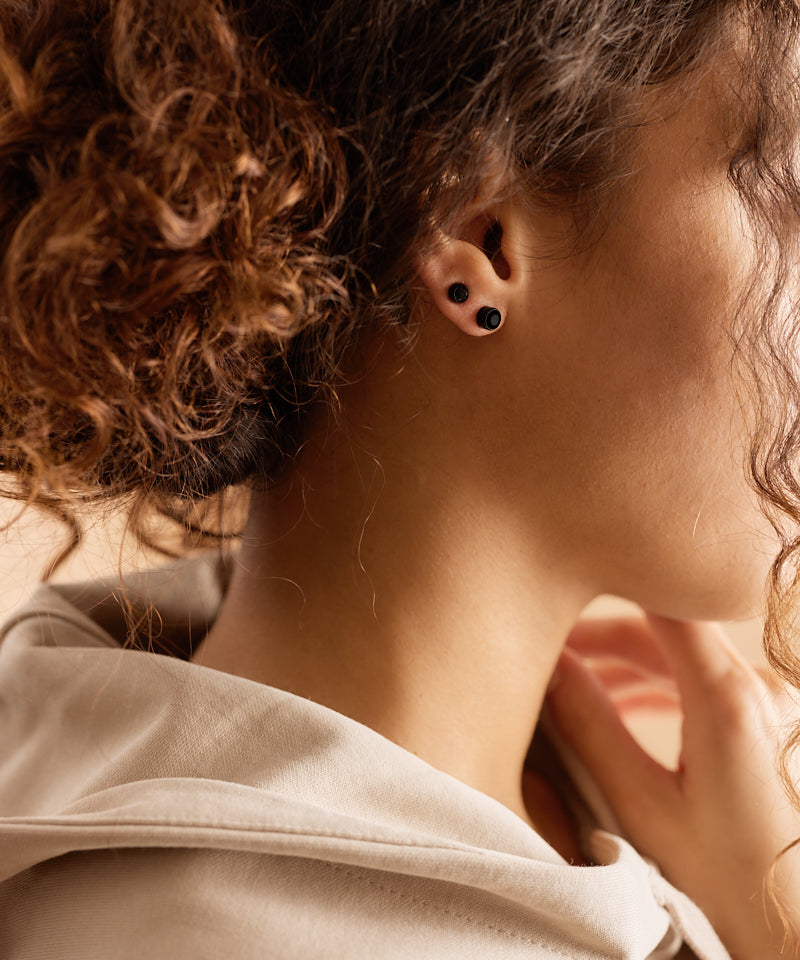 Svartir eyrnalokkar með svörtum kristal steini