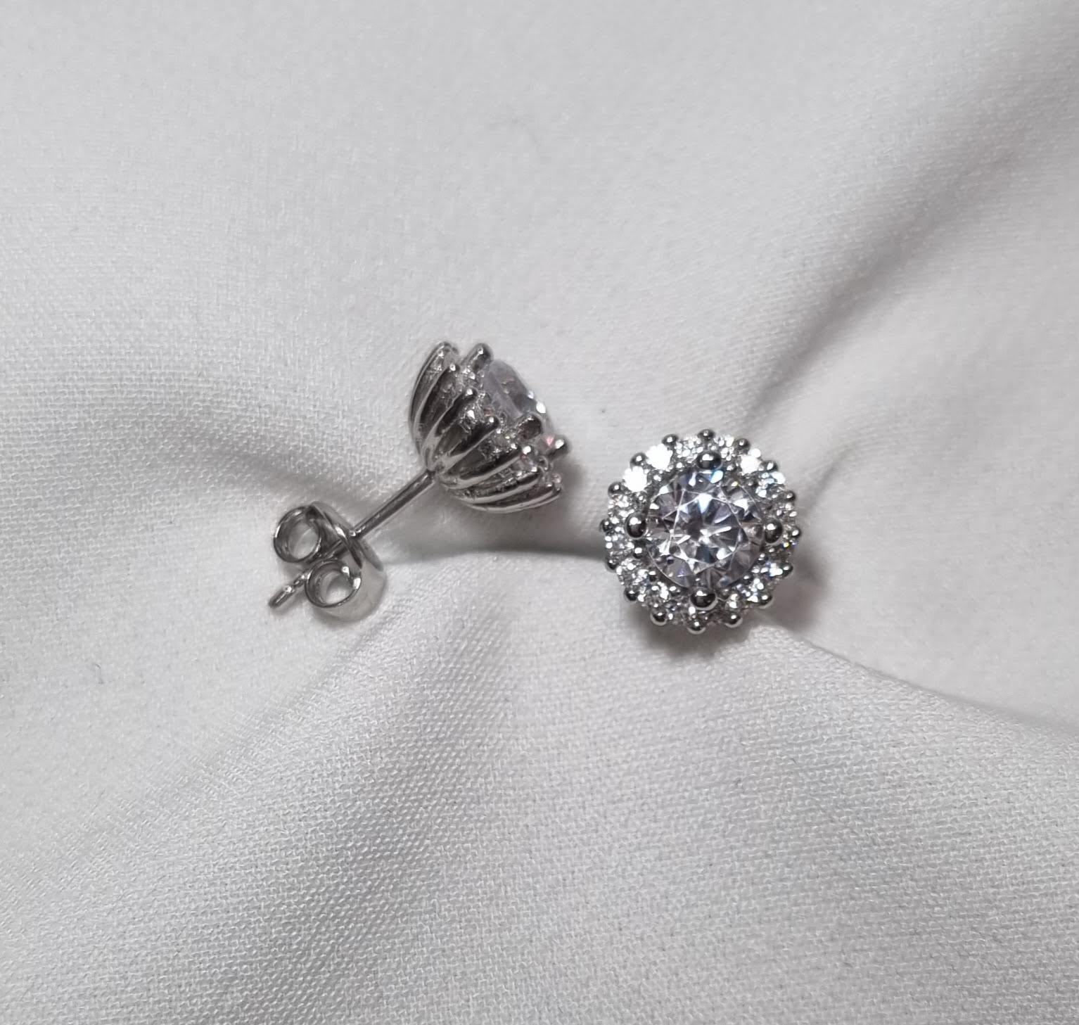 Silfur eyrnalokkar 8,5mm með zirkonsteinum