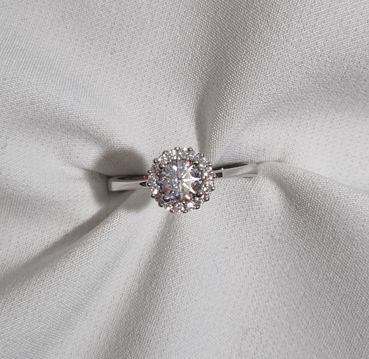 Silfur hringur með zirkonsteinum