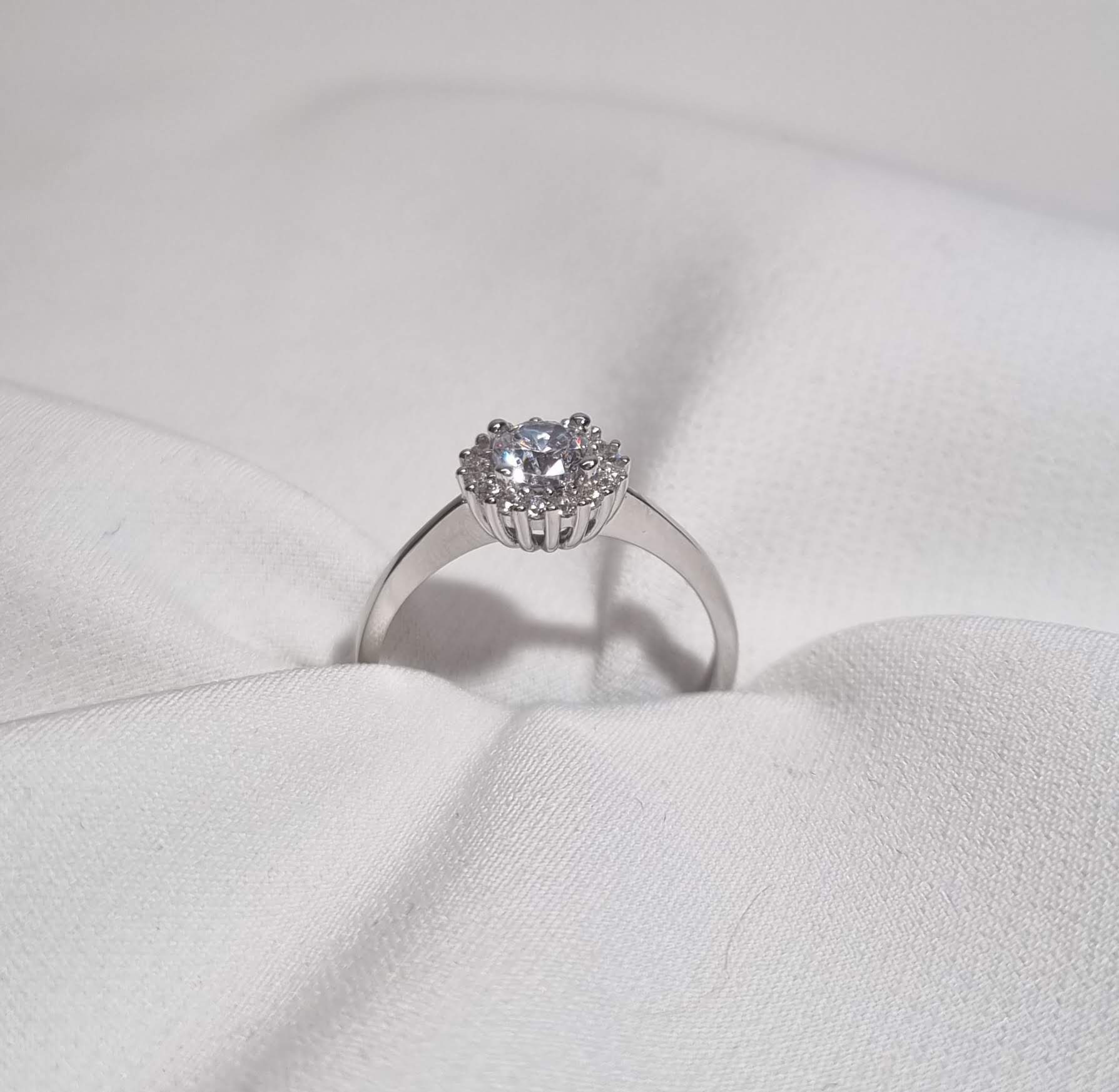 Silfur hringur með zirkonsteinum