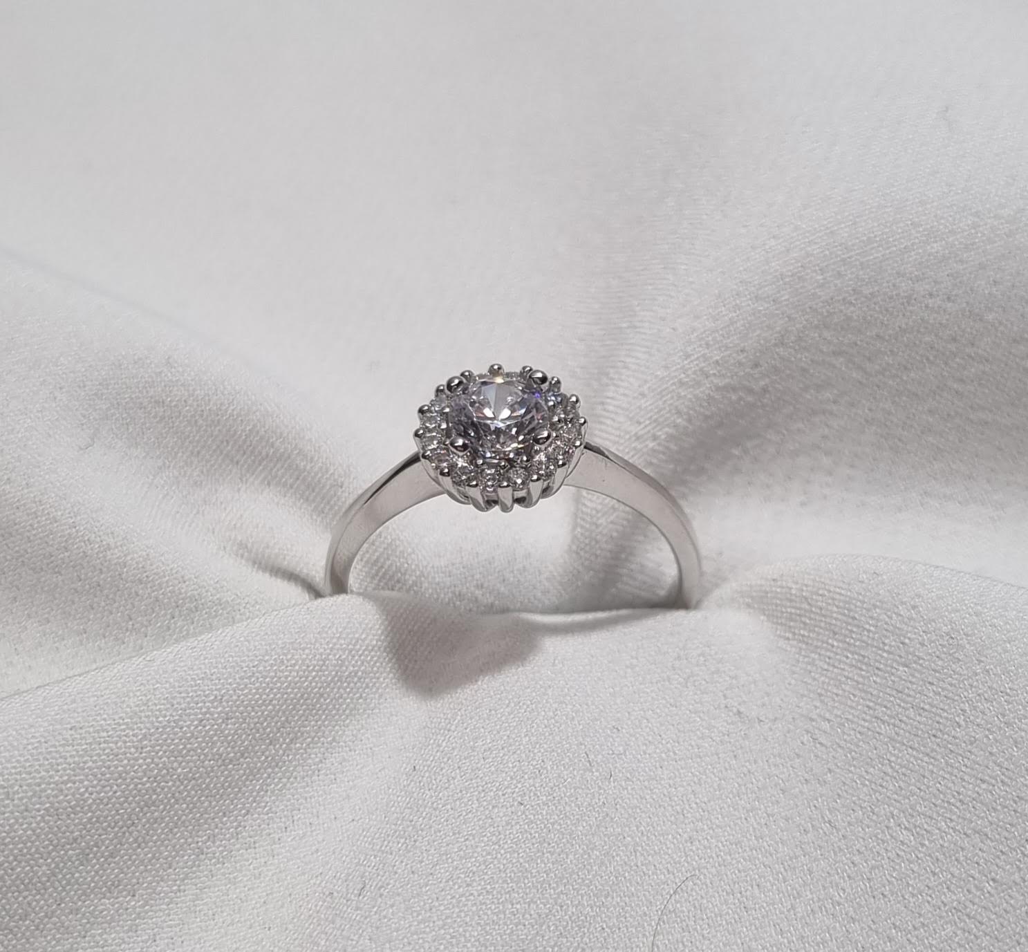 Silfur hringur með zirkonsteinum